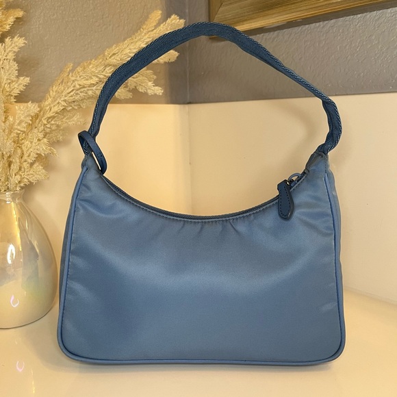 🎀 Prada
Re-Edition 2000 mini bag - Picture 16 of 17